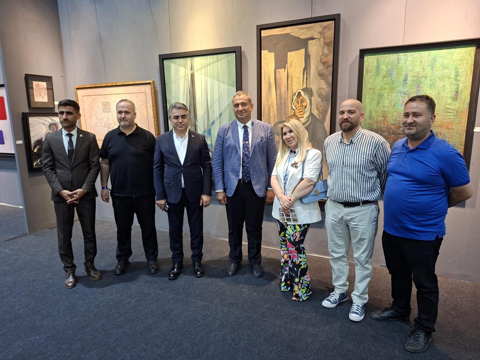 Sanat galerisi ziyareti