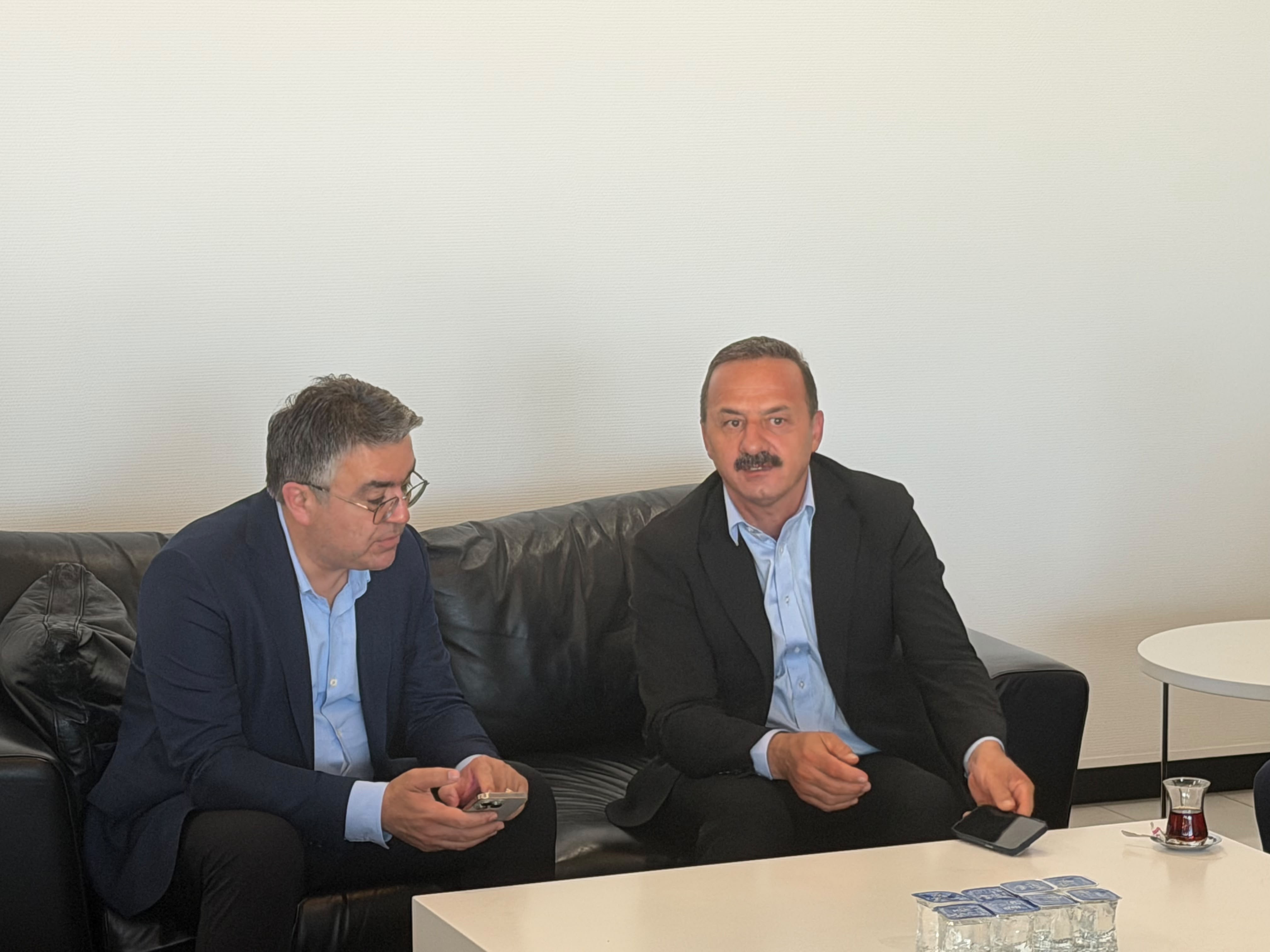 Hüseyin Çakır ve Yavuz Ağıralioğlu dinlenme anı