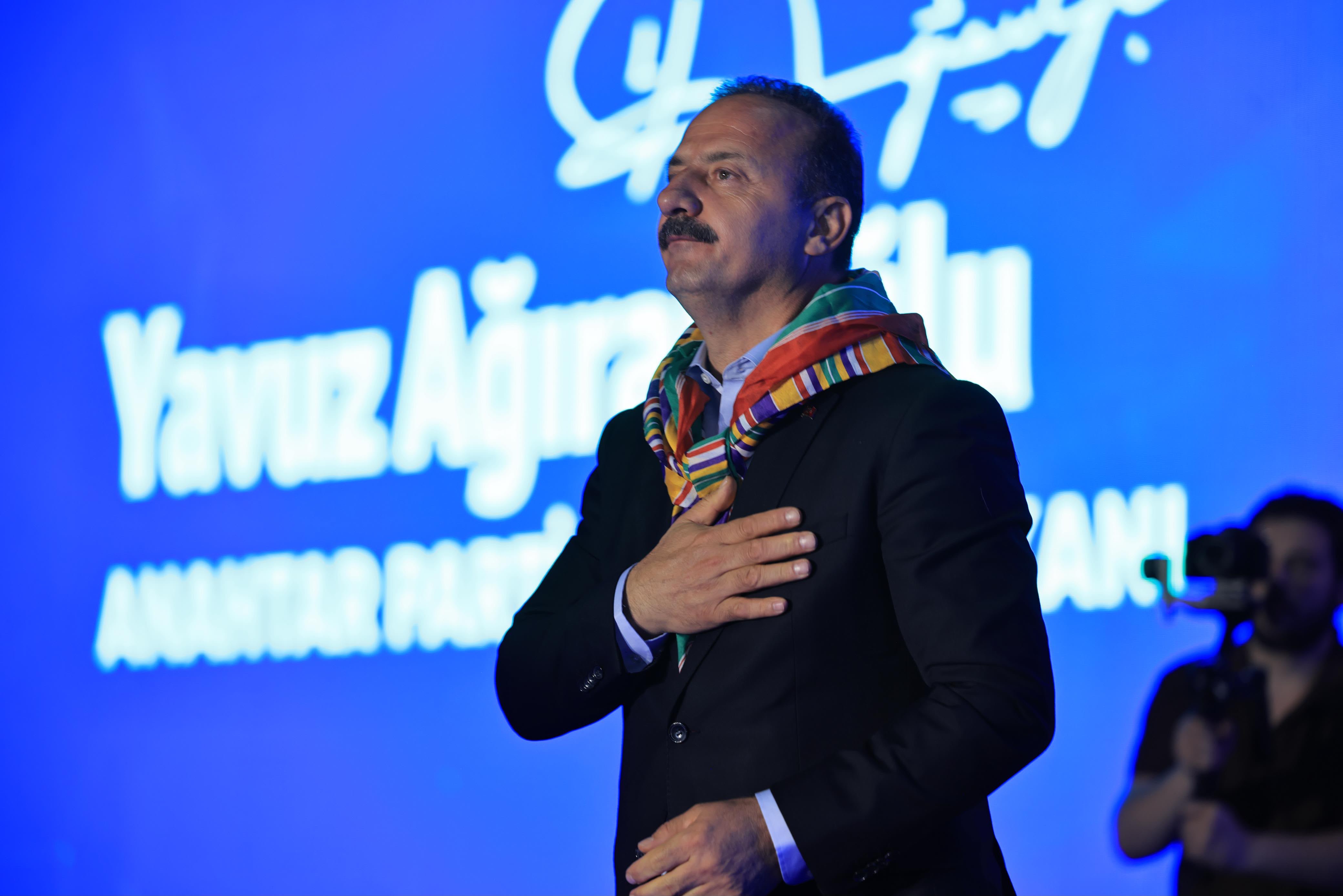 Yavuz Ağıralioğlu salonu selamlıyor