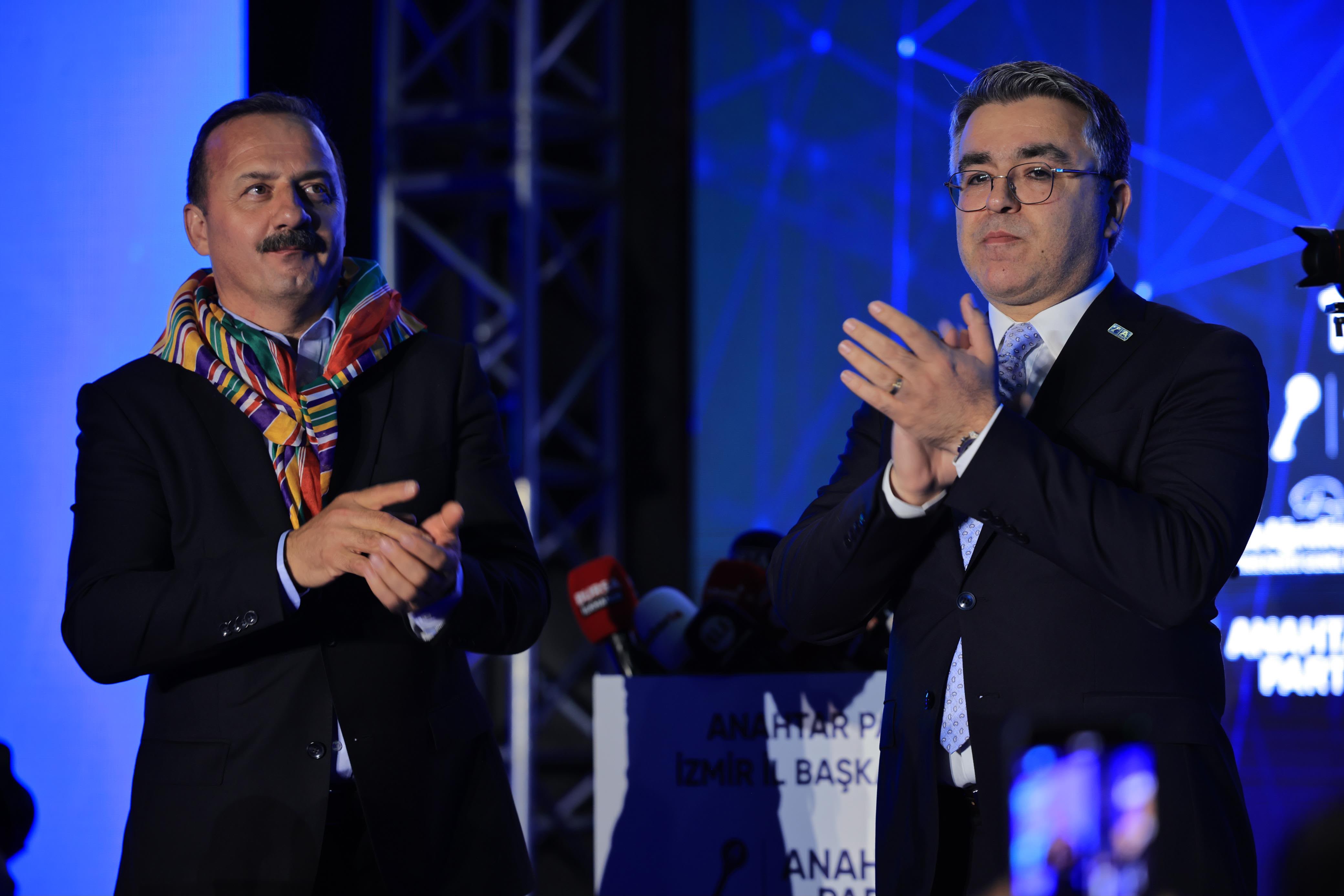 Kürsüde iki başkan alkışlıyor